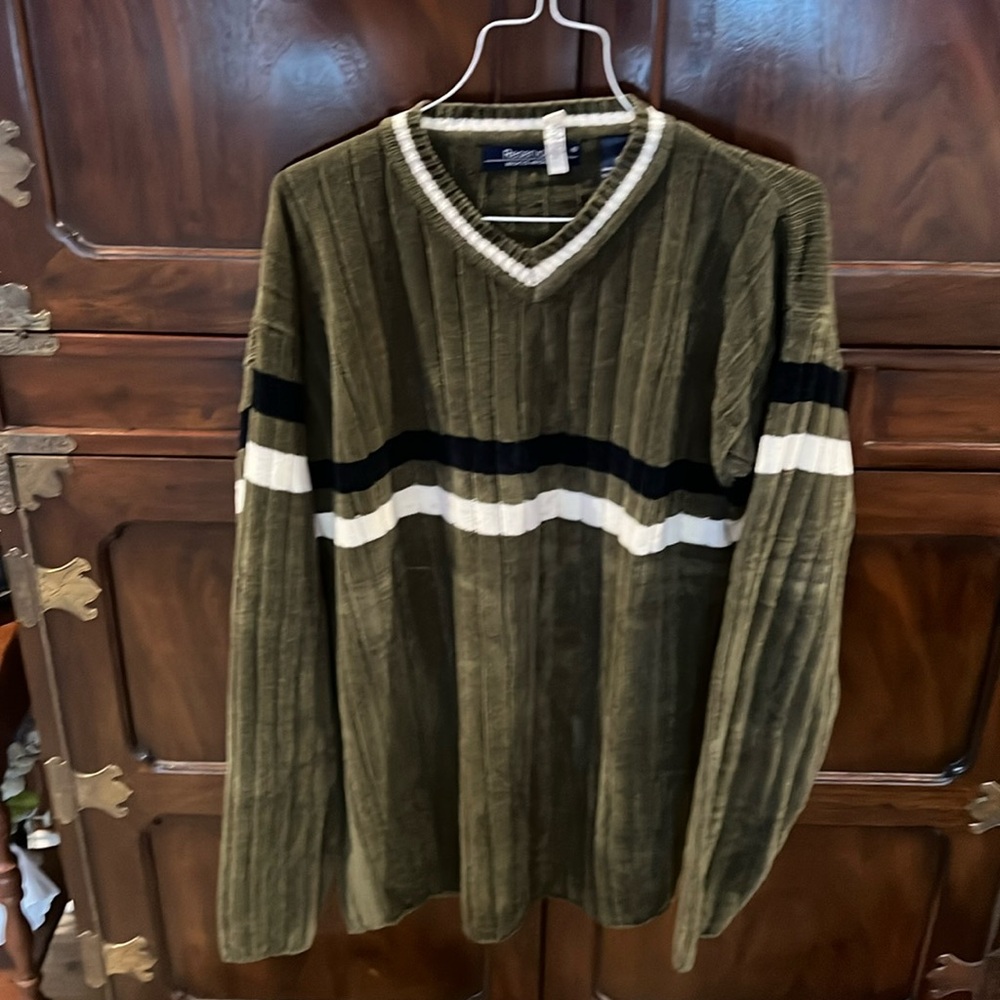 Large Reservoir world 🌎 wide v-neck sweater